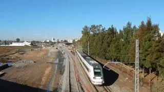 El tren de Zafra pasando junto a las obras de la nueva estaci&oacute;n de ferrocarril de Huelva