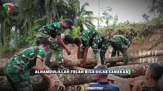 Pulihkan Akses Warga, TNI dan Masyarakat Nagari Bayua Bangun Jembatan Darurat dari Batang Kayu