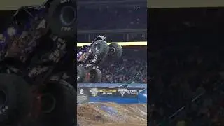 HoonDigger!! #monsterjam #sonuvadigger #monstertruck #hoonigan #v8 #stunt #crazy #insane #wow