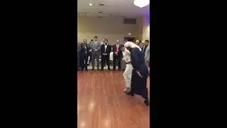 عندما يرقص الأب والأبن فما على الحضور الا المشاهدة بهدوء ( رقصة يمنيه في امريكا )