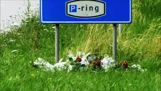 Bewoners leggen bloemen naast de oranje Nassausingel in Alphen a/d Rijn