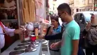 En Turquie un vendeur de glace troll ses clients