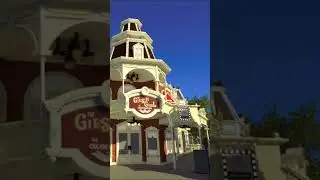 🎩Main Street USA est termin&eacute; ! La suite se dessine d&eacute;j&agrave; au bout de l&rsquo;avenue, on se demande quoi.👀