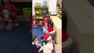 Visita de los elfos y el coro fin de trimestre. 