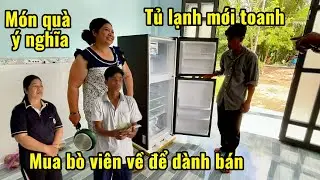 MTQ trao tặng anh Trung cái tủ lạnh để phục vụ việc buôn bán sau này của hai vợ chồng