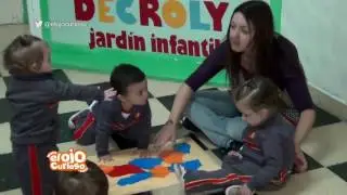Actividad de arte (temperas, cartulinas y papel celofán) en sala de 1 año