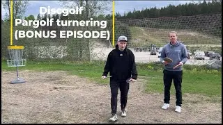 Discgolfern spiller pargolfturnering på Skimore i Kongsberg med Adrian Kristiansen.