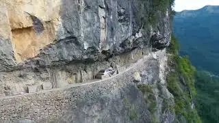 Lanying Cliff Road, Chongqing, China/道路雕刻出悬崖