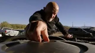 Better Call Saul S3E01 - Mike searching for bugs