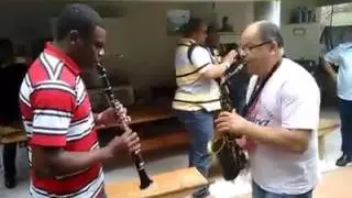 DUELO DE CLARINETE E SAX COM TZIL GRANDE CLARINETISTA.