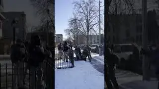 Федеральный агент распылил перцовый баллончик в лицо активисту, выступающему против ICE (Иммиграц...