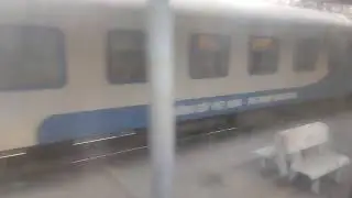 D19E-955 kéo tàu khách 5 sao SE21 dừng trả khách tại đường 1 ga Tuy Hoà  (04:18 PM - 15/12/2025)