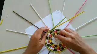 Sousplat colorido feito com canudos de jornal