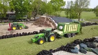 Silo fahren 01.06 mit John Deere R6145 und Krone ZX350GD und 6830 beim Silowalzen