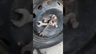 Tirando tambor da roda traseira para trocar as sapatas de freio