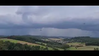 Massive Regenwand im Zeitraffer