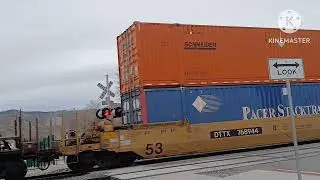 Union pacific 8487 pulling a intermodal train at the train depot in tehachapi california 