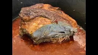 Pulled Pork, carne de cerdo desmigada asada a baja temperatura.