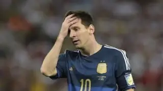 Девушка играет лучше месси