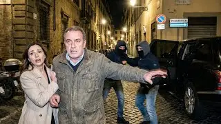 L’Autista Vedovo Salvò La CEO Dal Crimine — Il Giorno Dopo, 3 Limousine Fermarono Davanti a Casa Sua