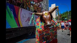 Desfile carnavalesco do Multibloco na Lapa, Rio de Janeiro, em 2025.
