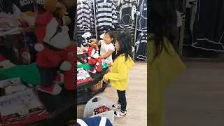 Dancing Santa encounter #Anna&Hannah #funny