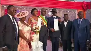 MARIAGE COUPLE ZOA: Signature de l'acte de mariage