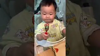 딸기 좋아하는 아기 일상