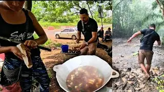 We had a feast with those who hustle at the border... Costa Rica 🇨🇷..🇳🇮