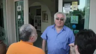 RIMINI: Protesta dei non vedenti davanti all'hotel che non accetta i cani guida - VIDEO
