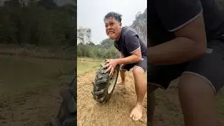 Trung Bị Chiếc B&aacute;nh Si&ecirc;u To Khổng Lồ H&uacute;c Đ.&iacute;.t