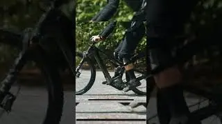 Full suspension mtb slow motion compression