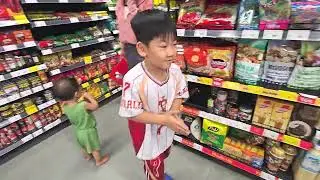 Bum đi mua hết đồ trong siêu thị 