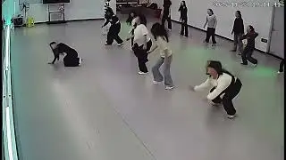 Dance instructor faints during class, students continue in Liaoning, China