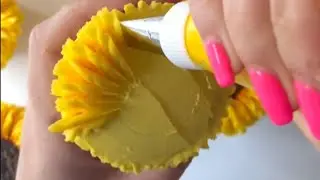 Cake artist show skills by piping an advanced buttercream sunflower cupcake || WooGlobe