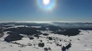 Traum in Blau und Wei&szlig;: Sonnenstrahlen glitzern im Schnee