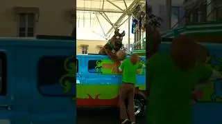 Big Burger For Scooby Doo | Warner Bros Movie World | Main Street Shows