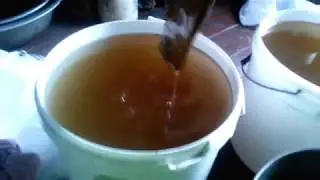 Кормлю пчел из банок !