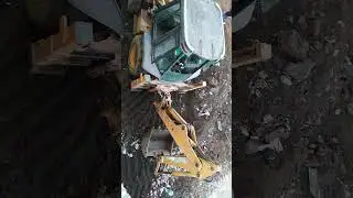 BONGKAR BANGUNAN PAKAI BEGO DOLZER EKSKAVTOR BEGO DI KESAMBEN BLITAR P9