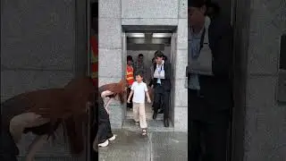Теплый поступок прямо у двери лифта [КОНДА НГУЕН] #кондангуен #доброта #хорошийчеловек #помощь #у...