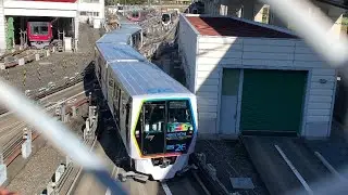 埼玉新都市交通　ニューシャトル26編成　大きな警笛を鳴らしながら出庫