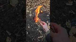 Feuerschlagen, eine der &auml;ltesten Feuermethoden der Menschheit 🔥✅️ #survival #primitive #skills