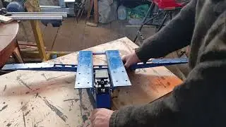 Механизм крепления дополнительного багажника к фаркопу и наклоном.