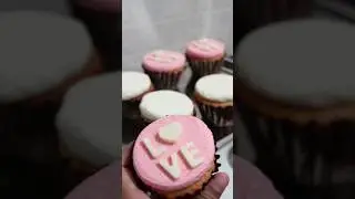 Flat top cupcakes #buttersoft #cupcakedecorating #valentinesday #love #flattopcupcake