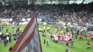 Sturmfans st&uuml;rmen das Spielfeld bei Salzburgs Meisterfeier