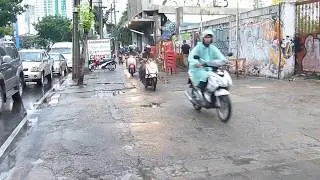 Crazy! Riding Motorbikes on the Footpath in Bangkok 1