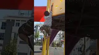 Kedi gibi tırmanan adam, adıda &Ouml;mer Toprak. Antalya Konyaaltı sahili macera ser&uuml;veni.