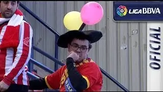Aficionado del Athletic Club con txapela y globos en la cabeza