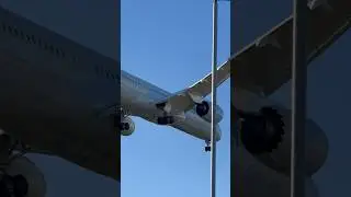 ✈️🇺🇸American Airlines Dreamliner sliding in low while a workman fixes the roof&hellip;💪#wingsandrunways