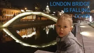 Ребенок в 3 года играет на пианино 